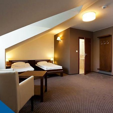 Hotel Podzamcze Добчице Экстерьер фото