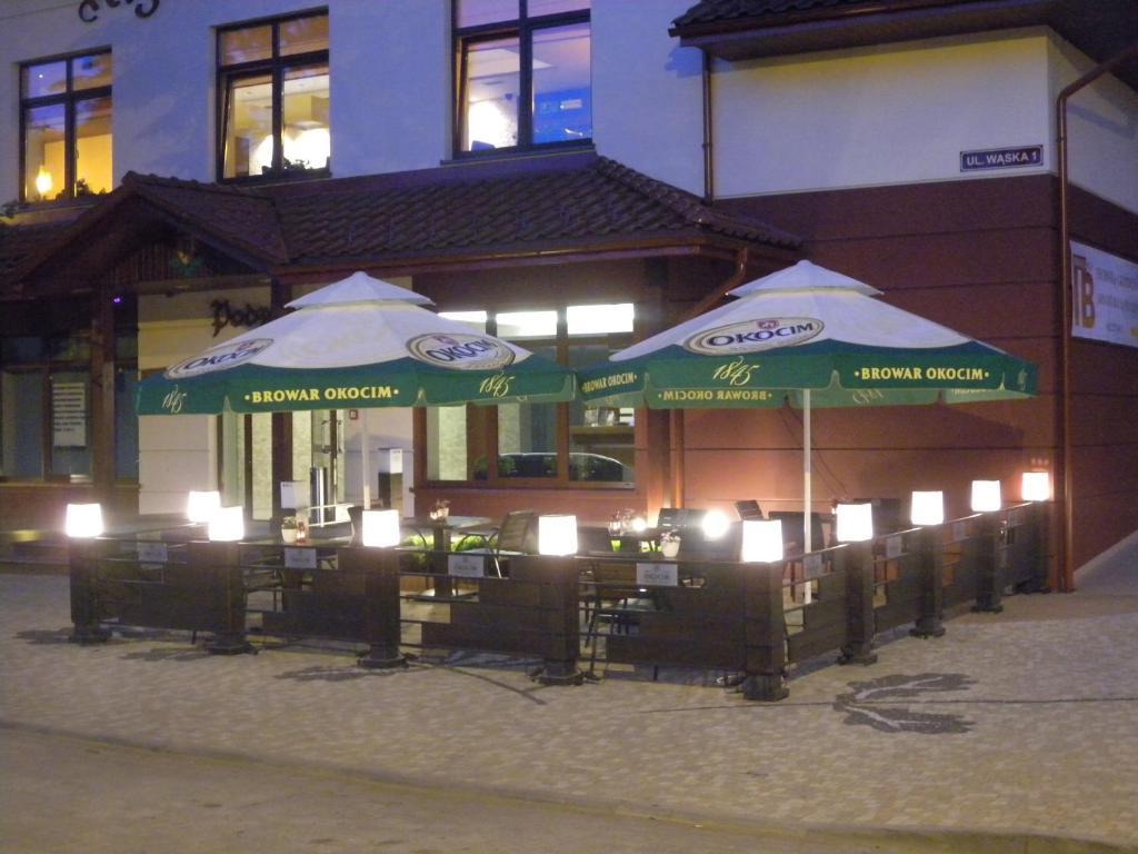 Hotel Podzamcze Добчице Экстерьер фото