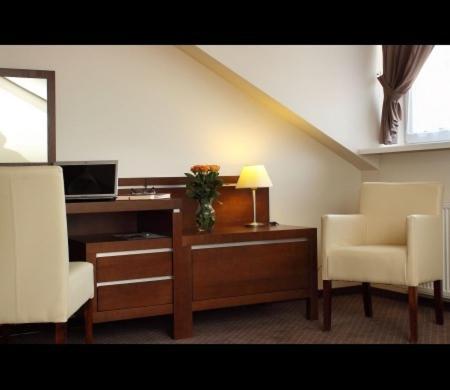 Hotel Podzamcze Добчице Экстерьер фото