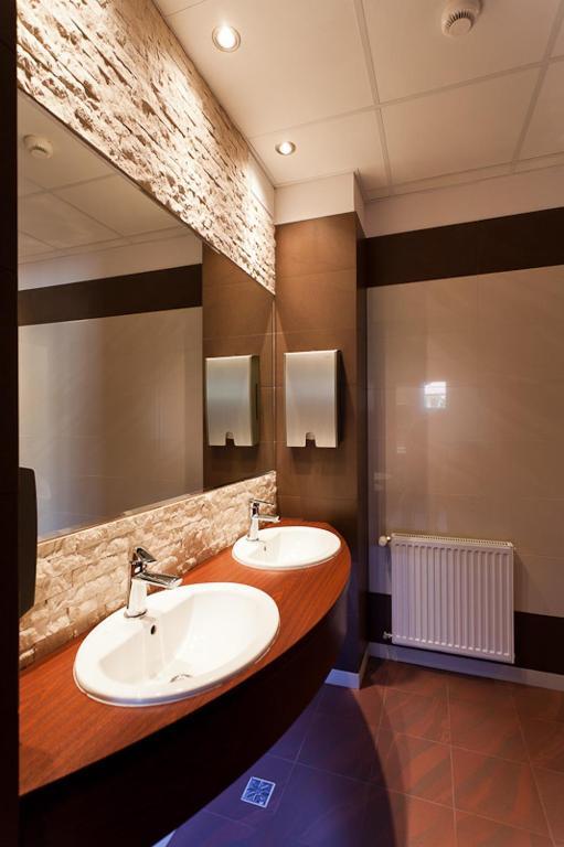 Hotel Podzamcze Добчице Экстерьер фото