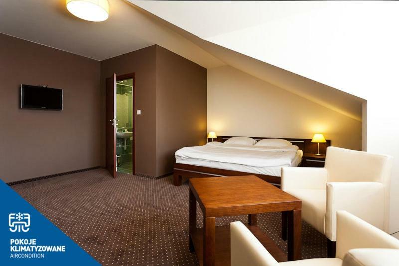 Hotel Podzamcze Добчице Экстерьер фото