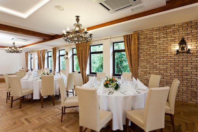 Hotel Podzamcze Добчице Экстерьер фото